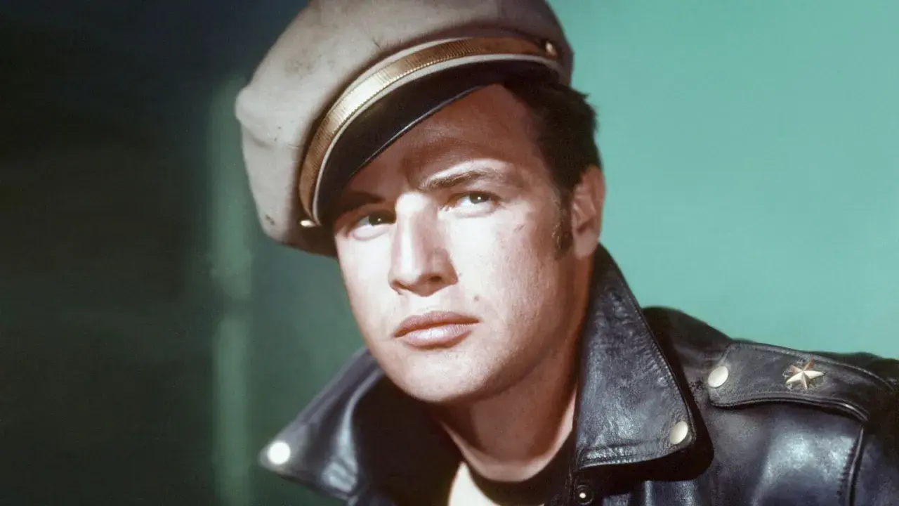 Marlon Brando w skórzanej kurtce i czapce, ikona kina. Jego spojrzenie zapada w pamięć, jak w najlepszych marlon brando filmy.
