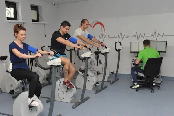 Najlepsza rehabilitacja kardiologiczna: NFZ czy prywatnie? Wybierz mądrze!