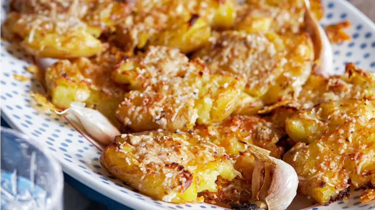 Ugnsbakade, krossade potatisar med parmesan och vitlök. En härlig rätt som passar till det mesta.