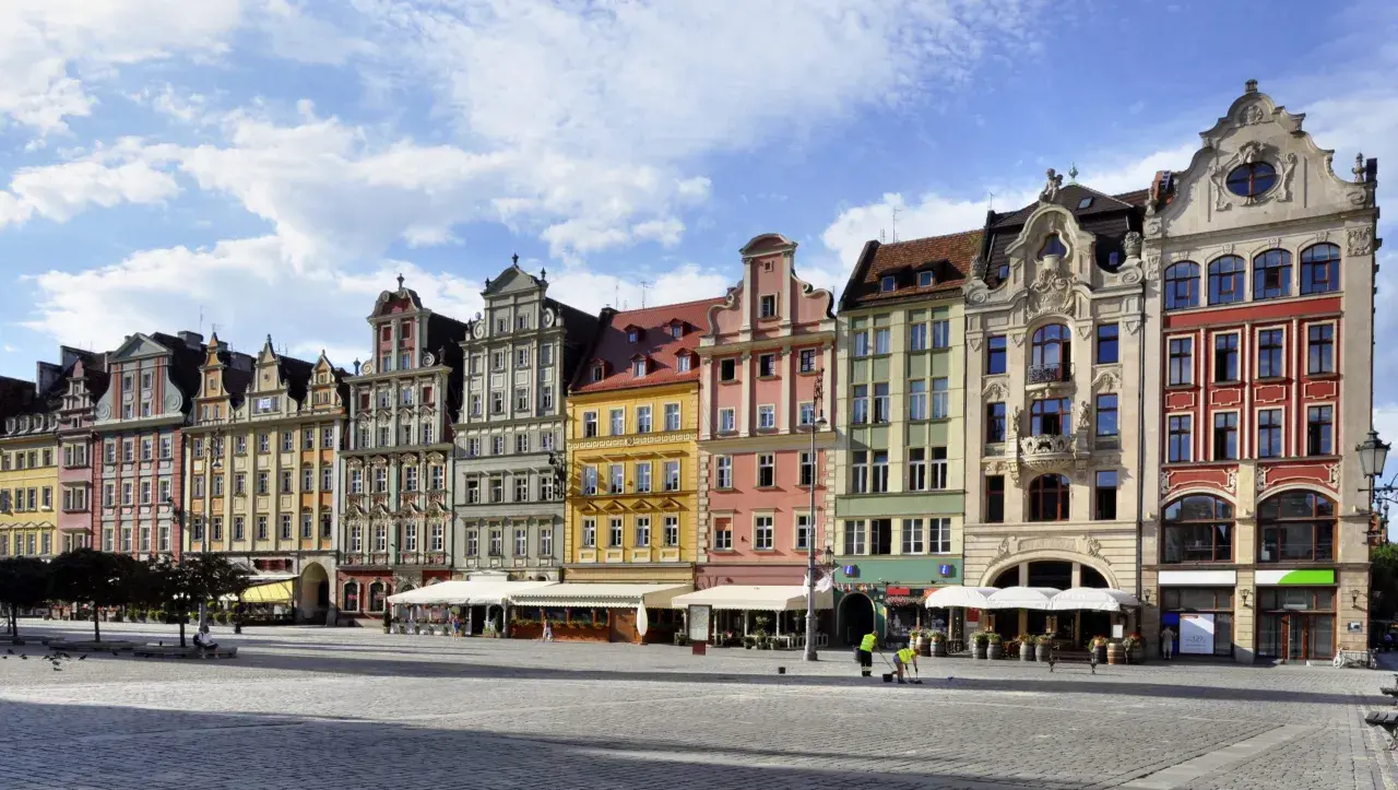 Kolorowe kamienice na Rynku we Wrocławiu, idealne miejsce na romantyczną randkę.