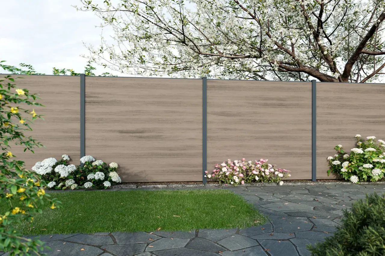 Moderne gartenzaun ideen bilder: Ein Sichtschutzzaun aus Holzoptik mit anthrazitfarbenen Pfosten, umgeben von blühenden Sträuchern und einem gepflegten Rasen.