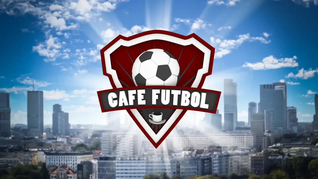 Logo "Cafe Futbol" z piłką i filiżanką kawy na tle miasta i nieba.