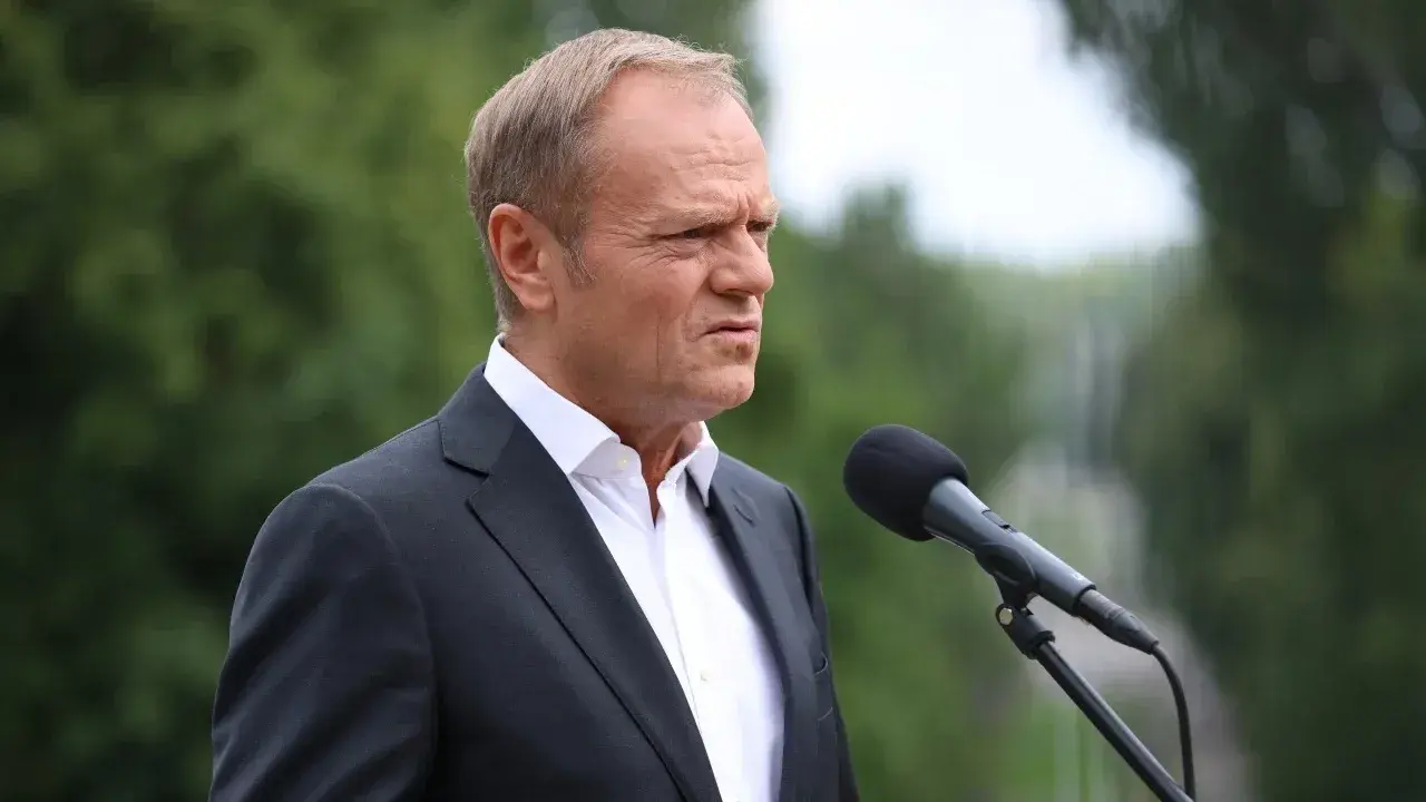 Ile Tusk zarobił w Brukseli? Zaskakujące fakty o jego pensji