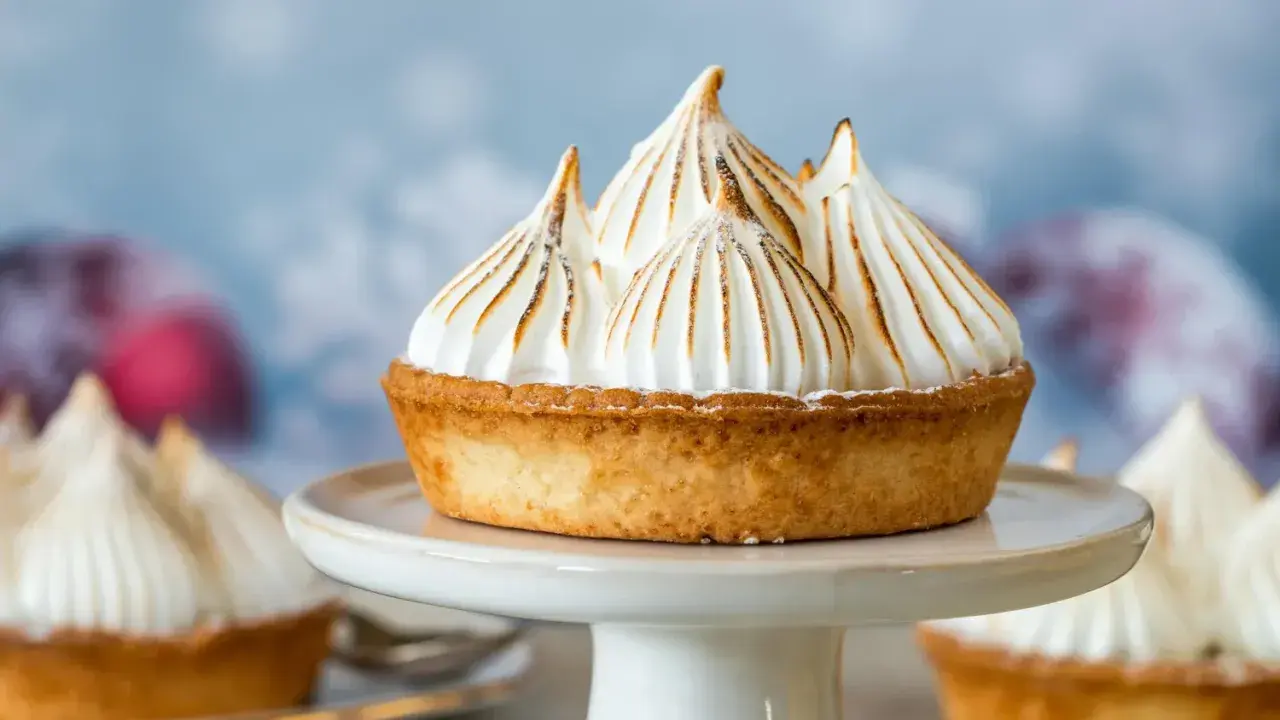Tartelette dorée garnie d'une meringue italienne aérienne aux pointes caramélisées, comme des sommets enneigés.