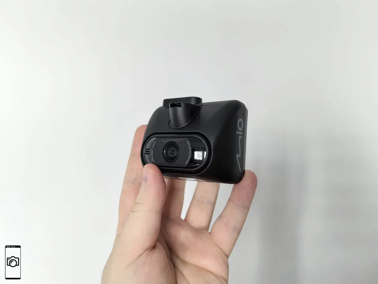 Czarna kamera samochodowa z technologią **sony starvis** w dłoni, gotowa do rejestrowania każdej podróży.