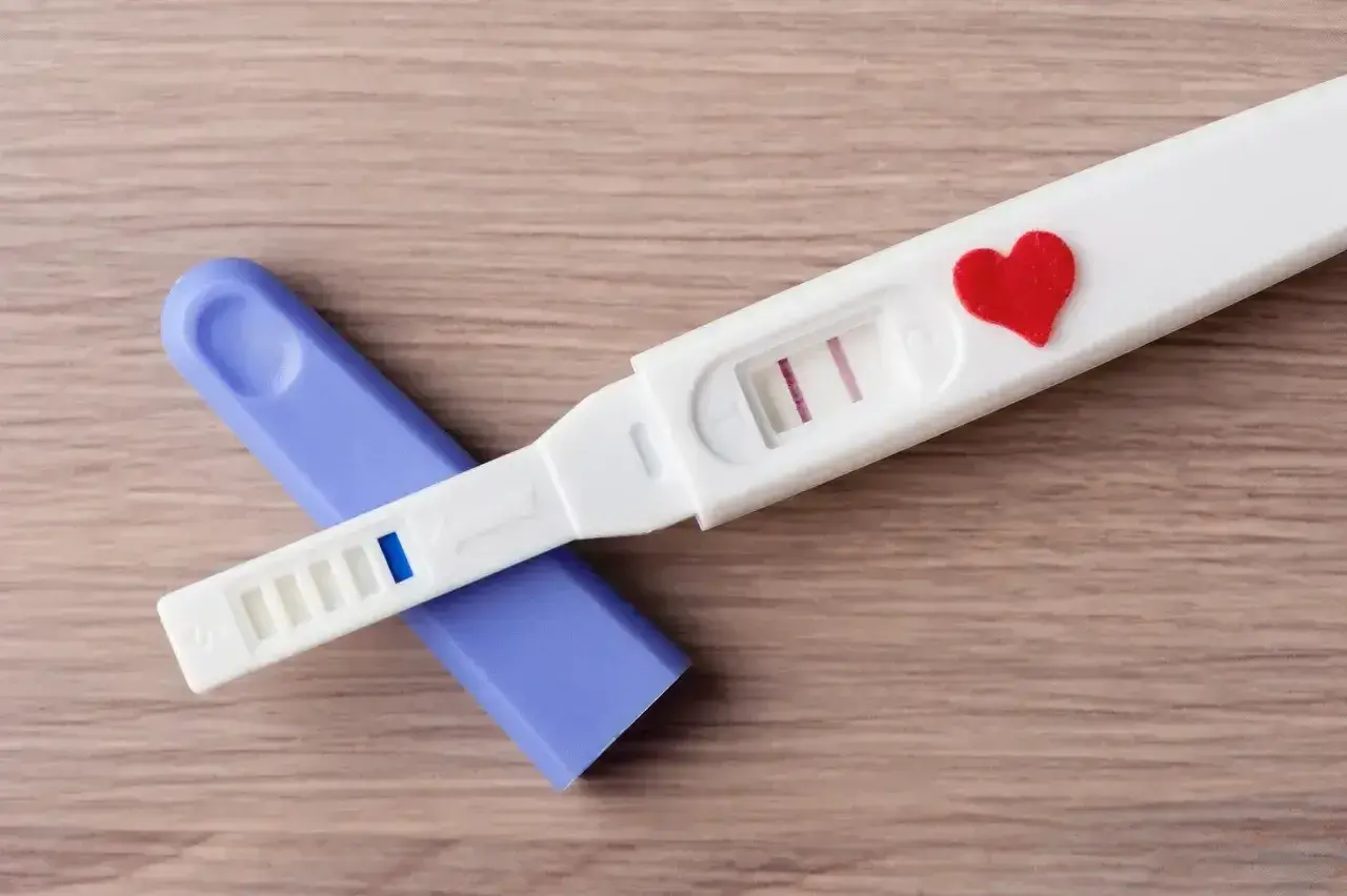Test ciążowy z dwoma kreskami i serduszkiem. Czy to ciąża, czy tylko okres trwający 2 dni?