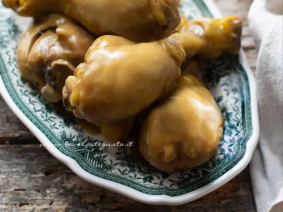 Succulento pollo alla birra, cotto lentamente e servito in un piatto decorato.