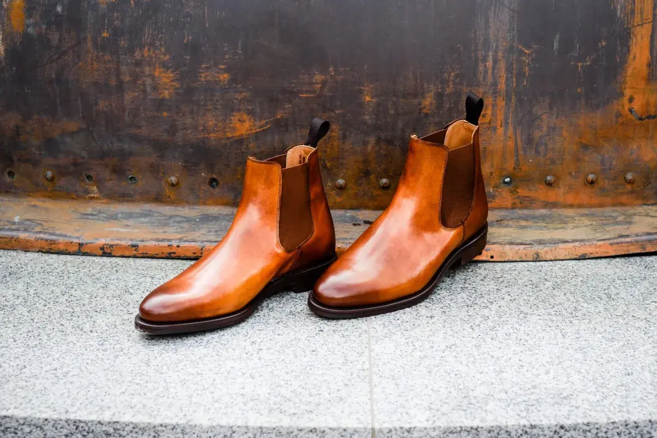 Eleganckie, brązowe sztyblety ze skóry, idealne na jesień. Co to za buty? To klasyka stylu!