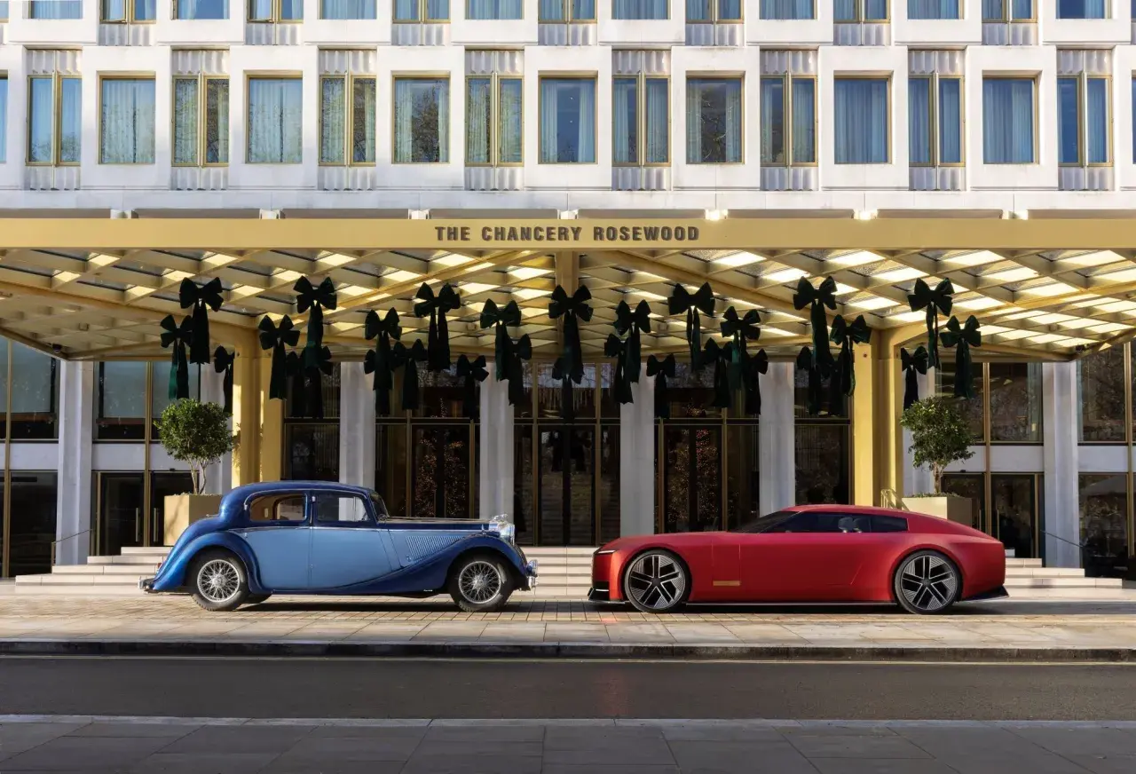 En blå klassisk brittisk sportbil ss bredvid en röd modern sportbil framför The Chancery Rosewood.
