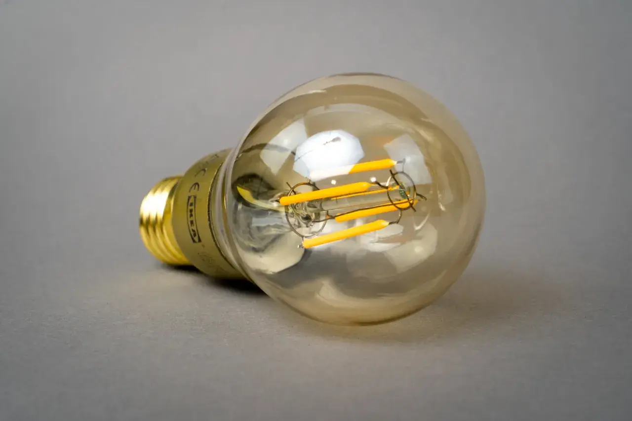 Żarówka LED filamentowa IKEA, która jest najbardziej energooszczędna.
