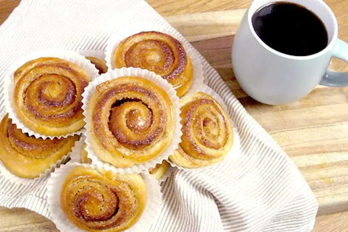 Fika-dags! Sju härliga bullar med mandelmassa, redo att avnjutas med en kopp kaffe.