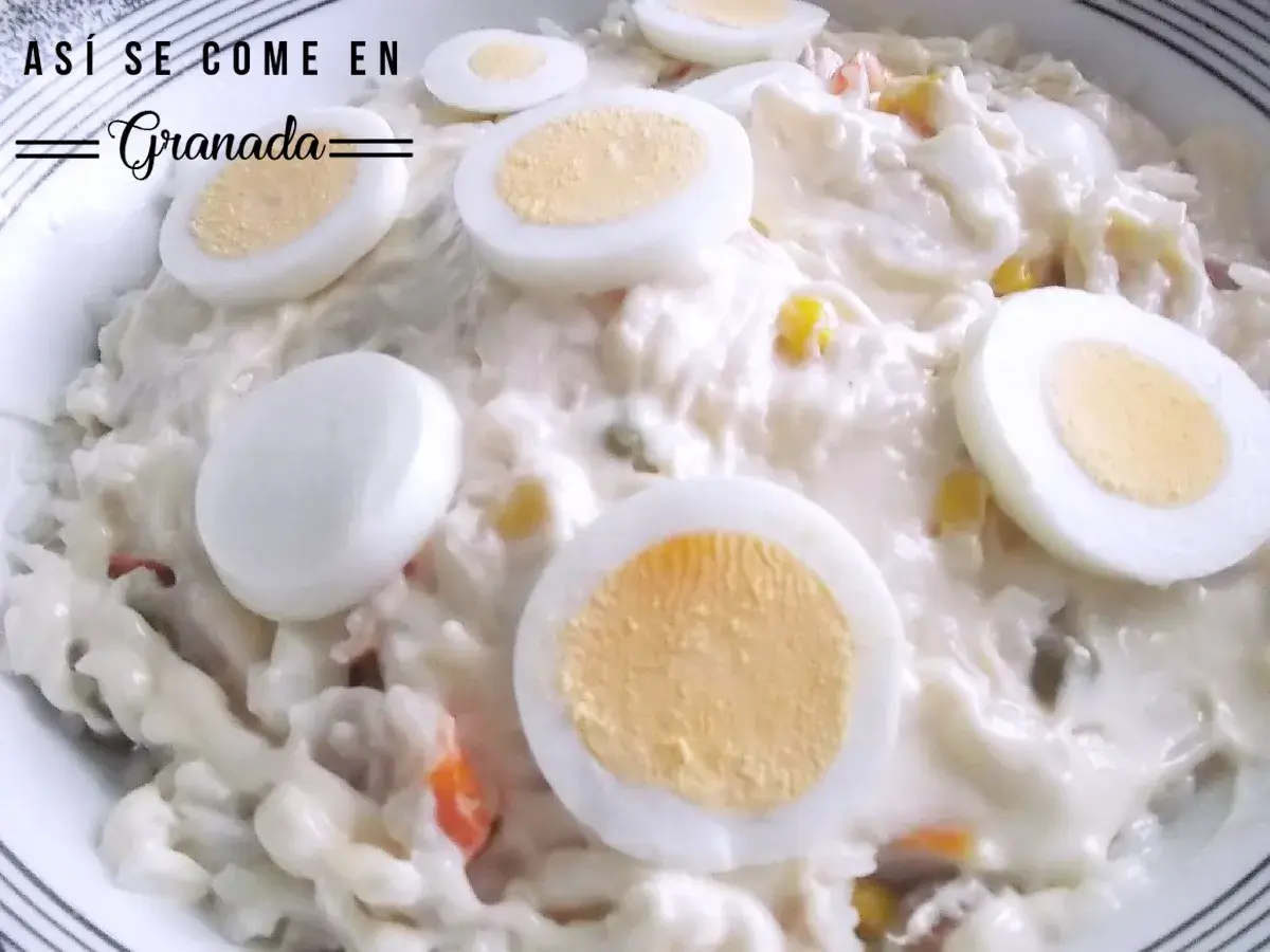 Deliciosa ensalada de arroz con mayonesa, coronada con rodajas de huevo duro. Un clásico que sabe a Granada.
