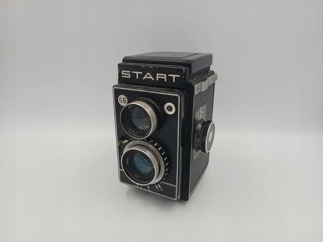Stary aparat Start 66, idealny do wpisów na blog fotografia. Klasyczny dwuobiektywowy model.