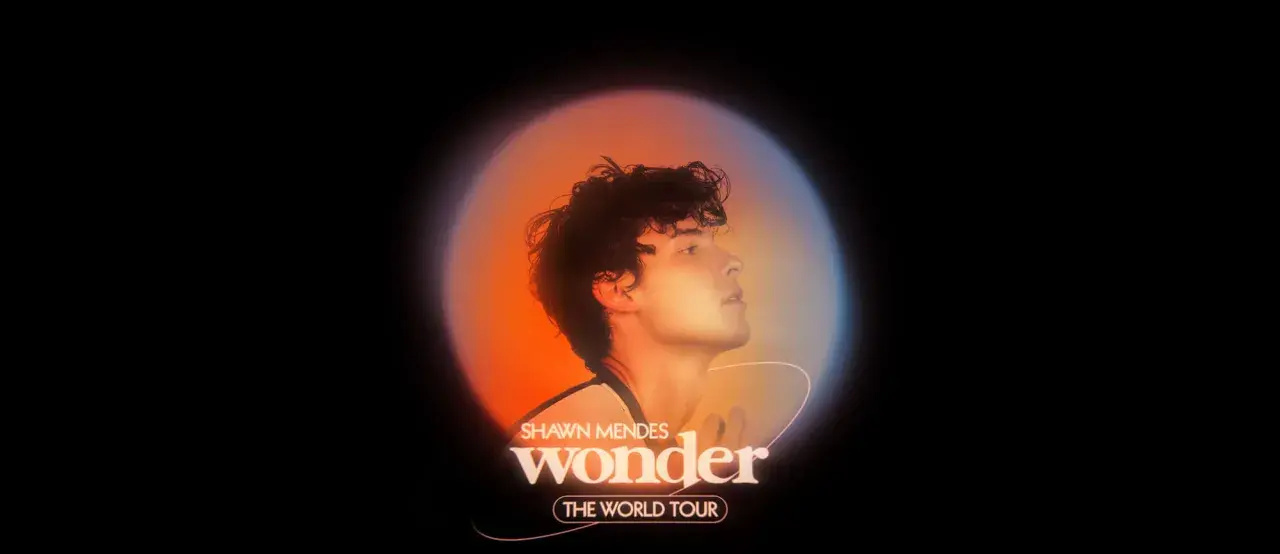 Shawn Mendes Wonder The World Tour – artystyczny portret artysty w ciepłym świetle.
