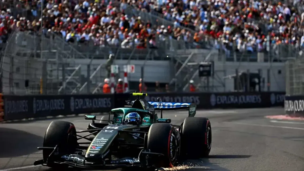 Un coche Aston Martin de F1 compite ante una multitud. Las últimas f1 noticias Aston Martin.