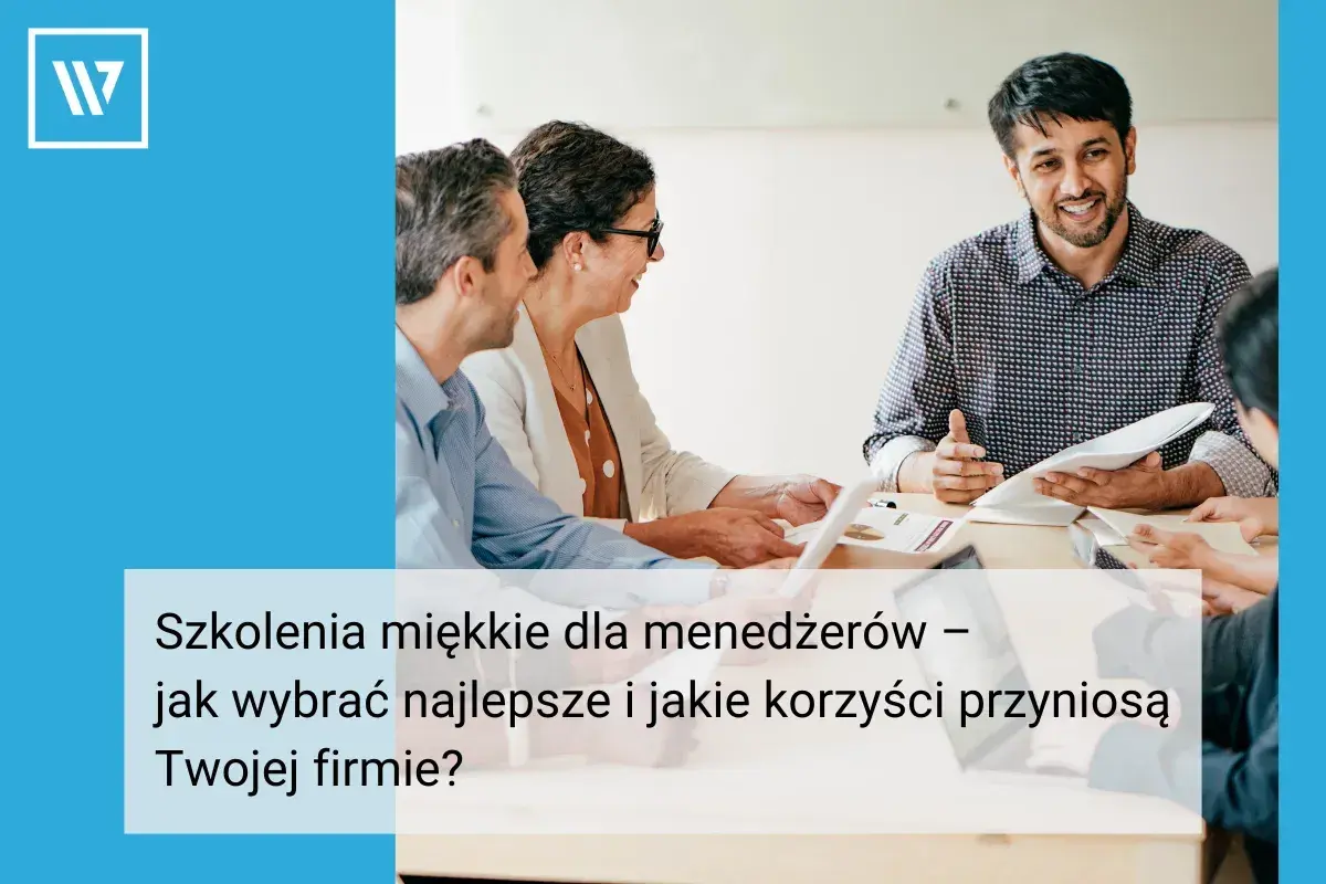 Uśmiechnięci menedżerowie dyskutują podczas spotkania. Rozważają szkolenia miękkie dla menedżerów, by rozwijać firmę.