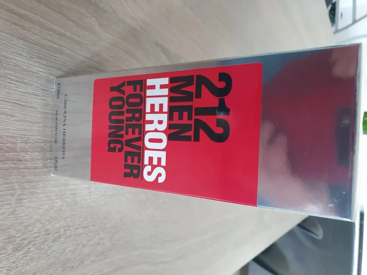Pudełko perfum Carolina Herrera 212 Men Heroes Forever Young. Zapach dla mężczyzn, którzy czują się jak bohaterowie.
