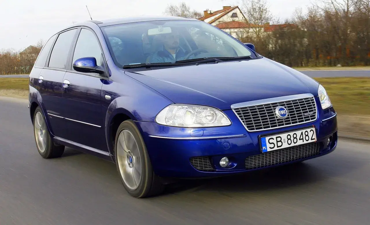 Niebieski Fiat Croma 1.9 JTD jedzie po drodze.