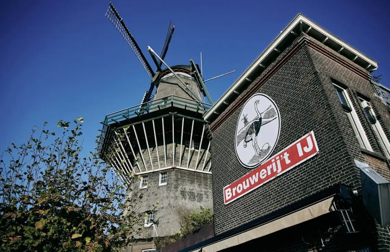 Mulino a vento accanto alla Brouwerij 't IJ, con il suo iconico logo struzzo.
