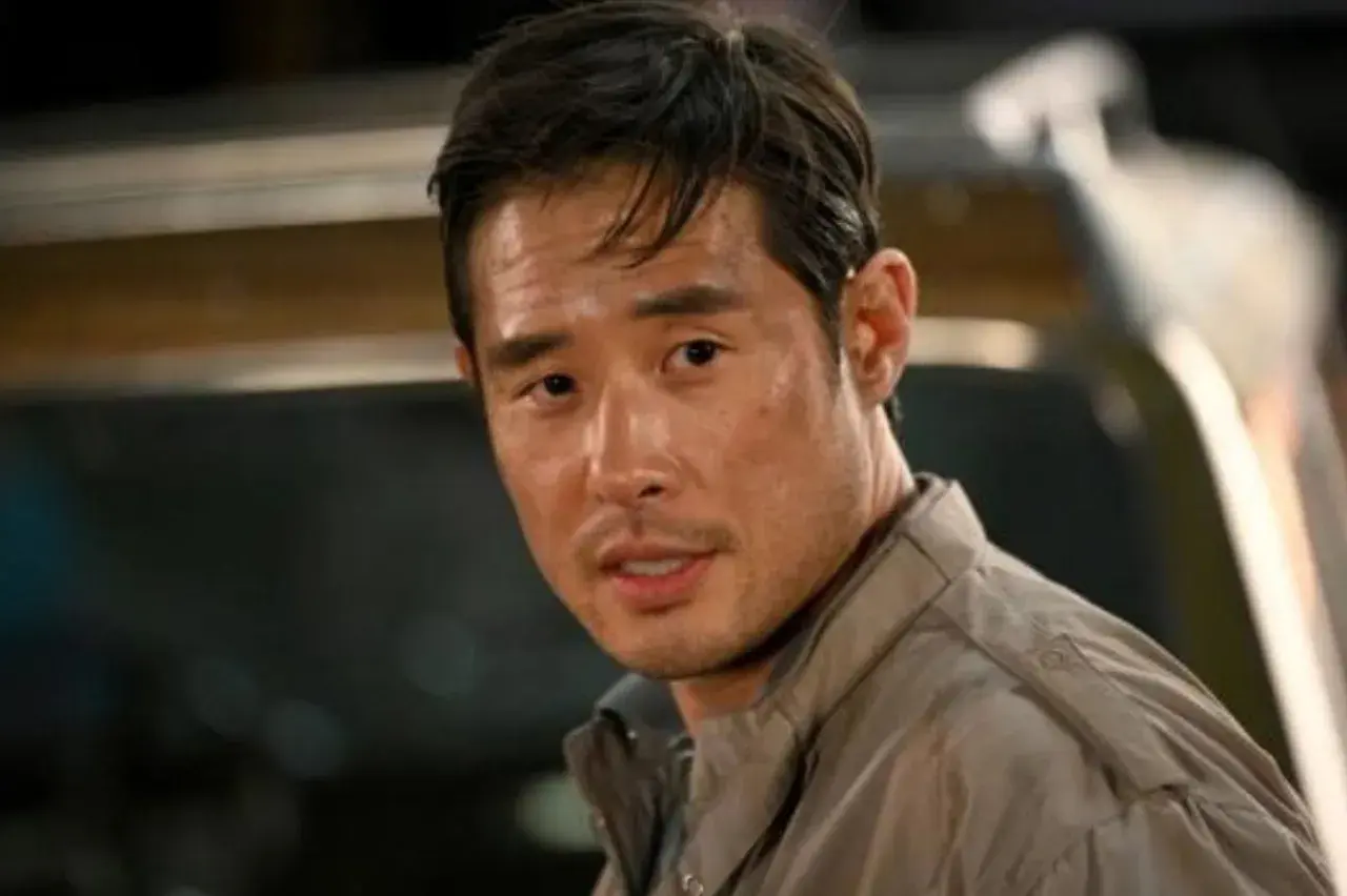 Un homme asiatique, le regard intense, semble avoir déchiffré le code quantique fin.