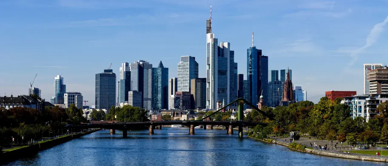 Blick von der **Frankfurt Aussichtsplattform** auf die Skyline mit Main und Brücken.