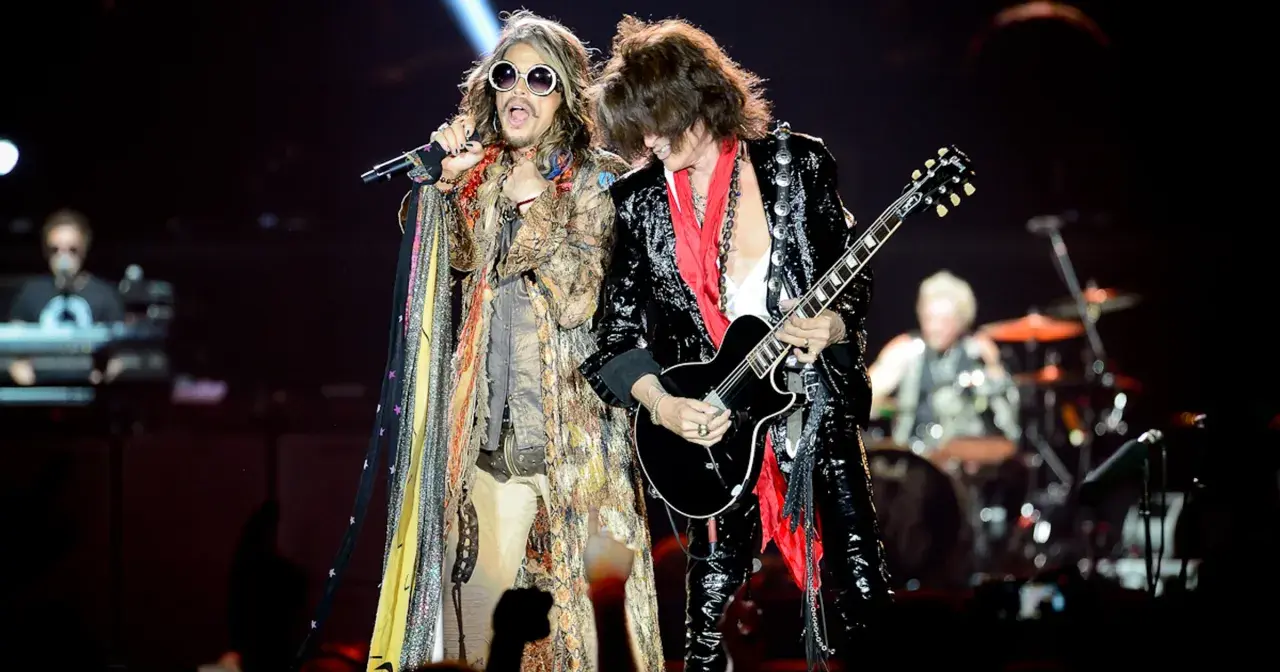 Steven Tyler i Joe Perry z Aerosmith, legendy rocka, na scenie. Ich styl to kwintesencja tego, co kochamy w **starych zespołach rockowych**.
