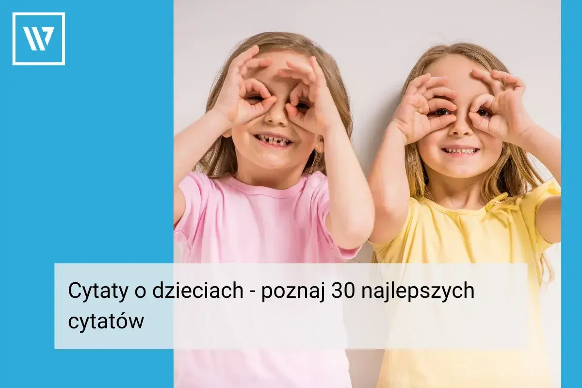 Dwie uśmiechnięte dziewczynki robią sobie "okulary" z dłoni. Poznaj najlepsze cytaty o dzieciach.