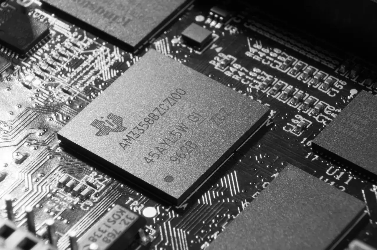 Zbliżenie na układ scalony z technologią flash, widoczne na płytce drukowanej.
