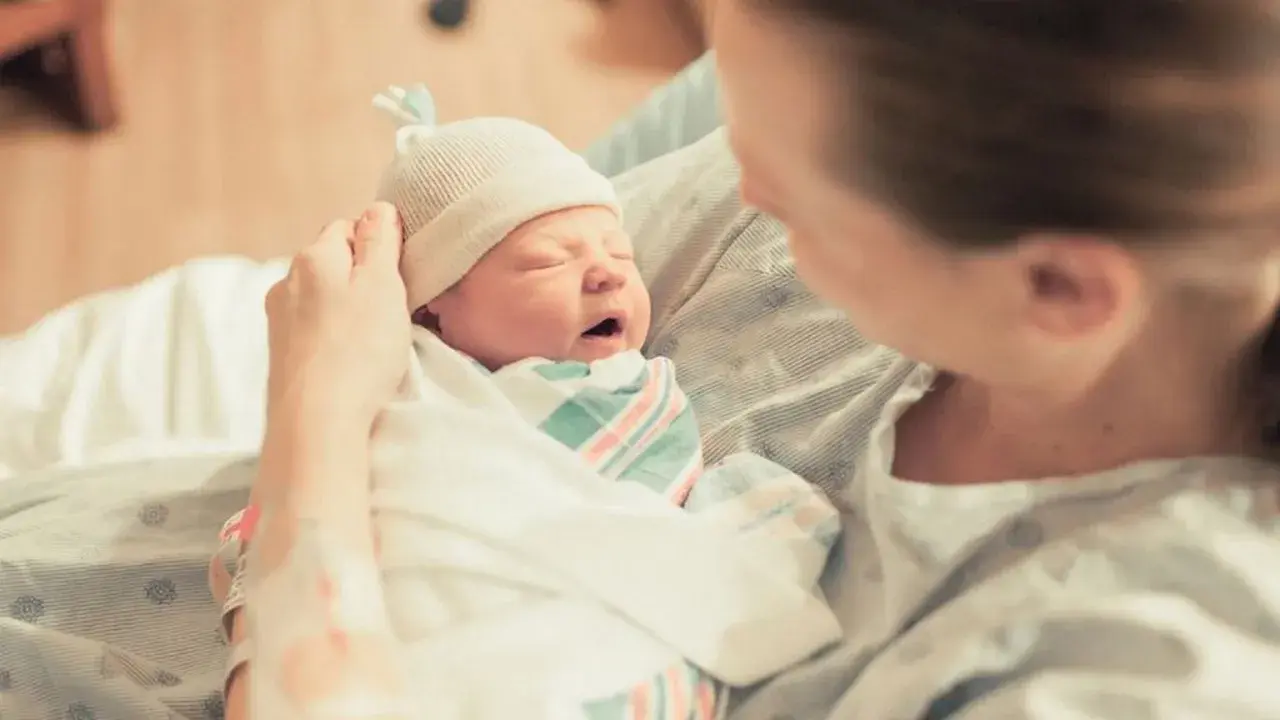 Nowa mama tuli swoje maleństwo. Może nazwie ją Zuzanna, Julia albo inne piękne polskie imiona żeńskie.