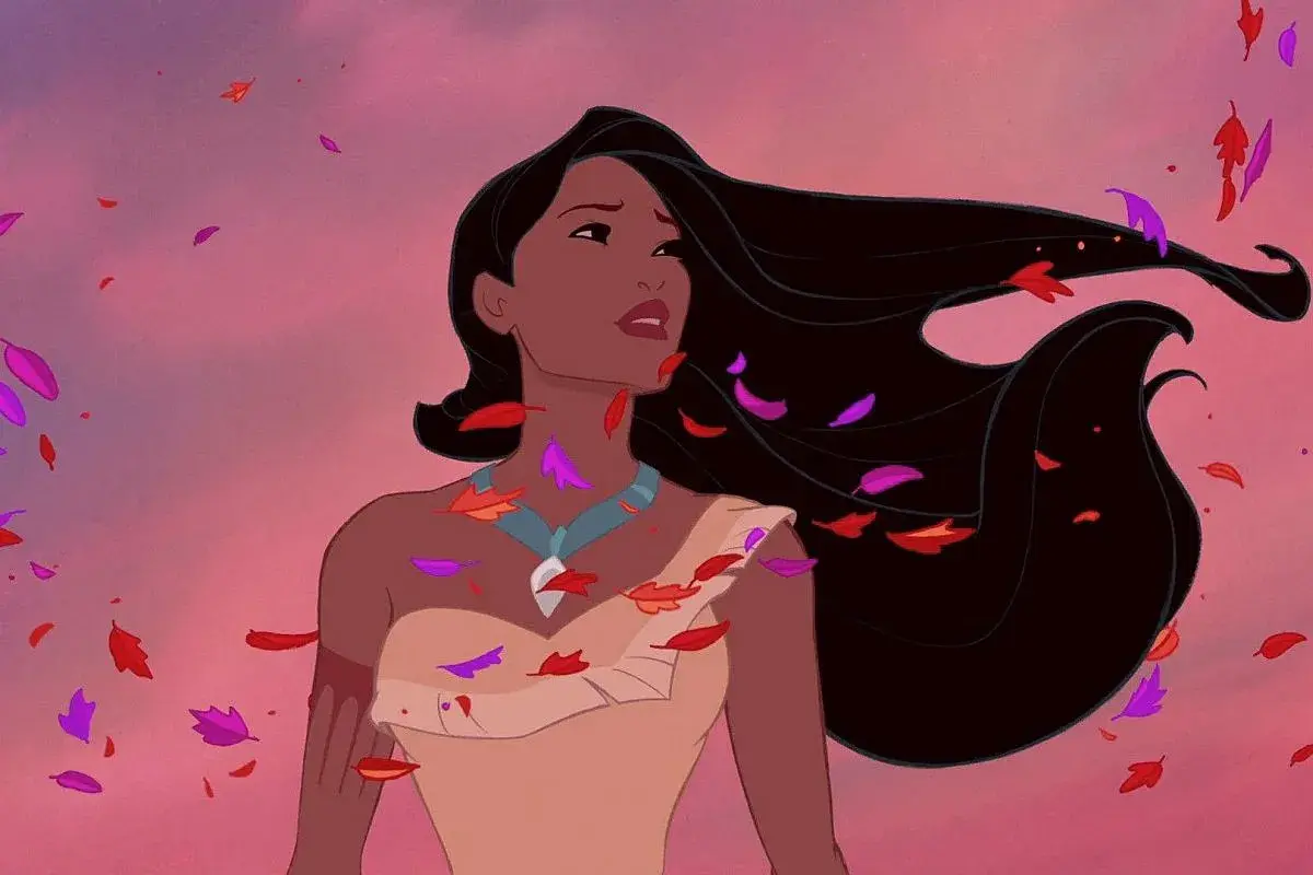 Pocahontas z rozwianymi włosami i spadającymi liśćmi na tle różowego nieba.