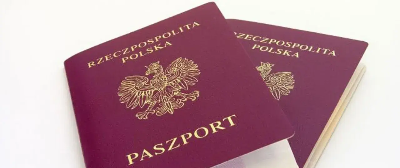 Dwa polskie paszporty. Czy do Anglii trzeba paszport? Tak, potrzebny jest paszport, aby podróżować do Wielkiej Brytanii.