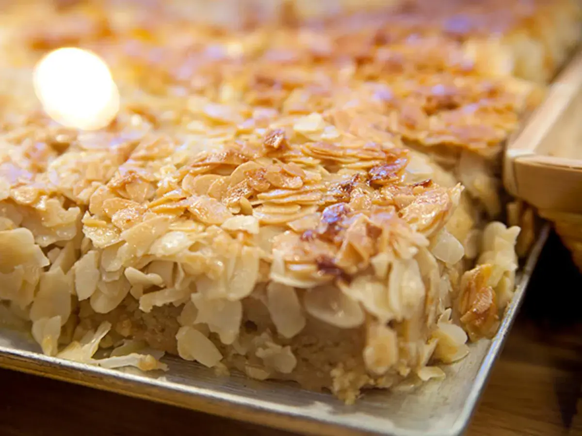 Ein köstlicher Kuchen mit Mandelblättchen, perfekt für ein Hummelkuchen Rezept.