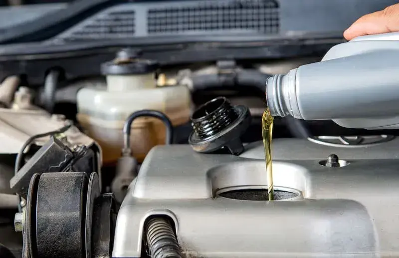 Ile kosztuje wymiana oleju u mechanika? Sprawdź ceny i ukryte koszty