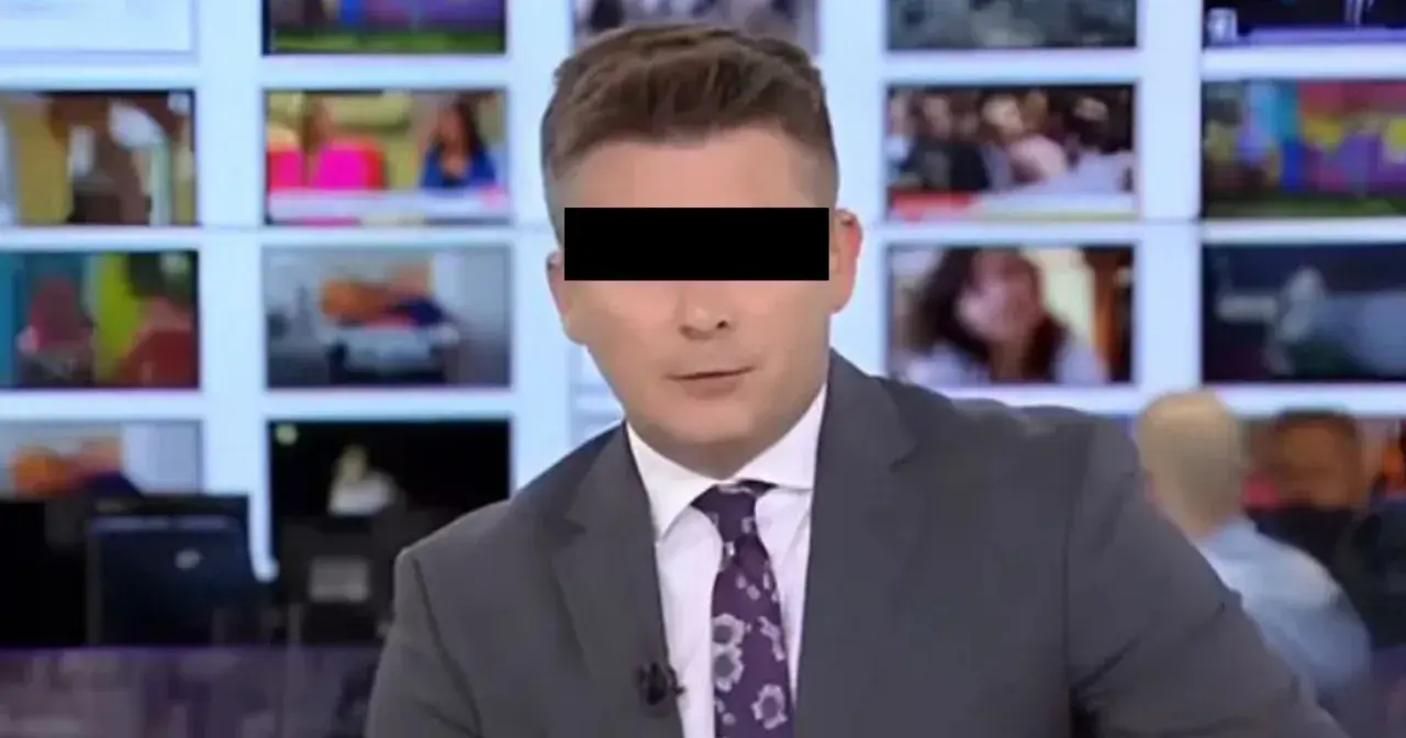 Niedziela w TVN. Redaktor w garniturze i krawacie z wzorem kwiatowym, na tle ekranów z różnymi obrazami.