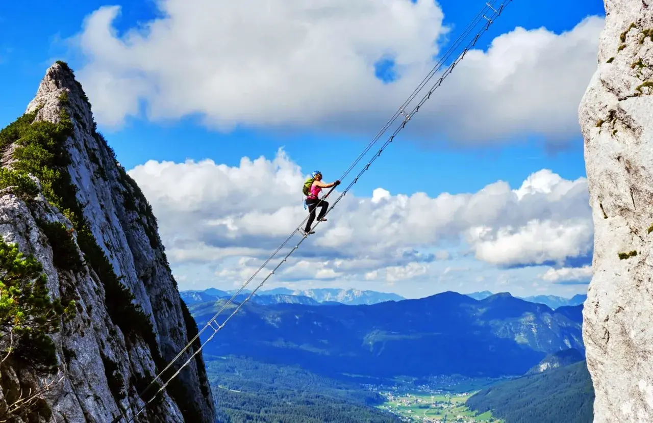 Wspinaczka po moście linowym na via ferrata w Niemczech. Widok zapiera dech w piersiach, a dolina rozciąga się w oddali.