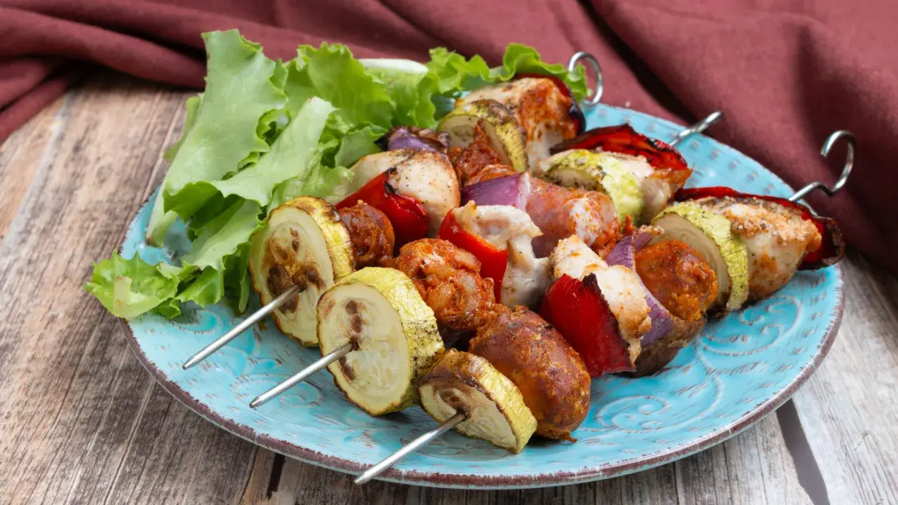 Spiedini succulenti con pollo, salsiccia, zucchine e peperoni, cotti alla perfezione nella friggitrice ad aria.