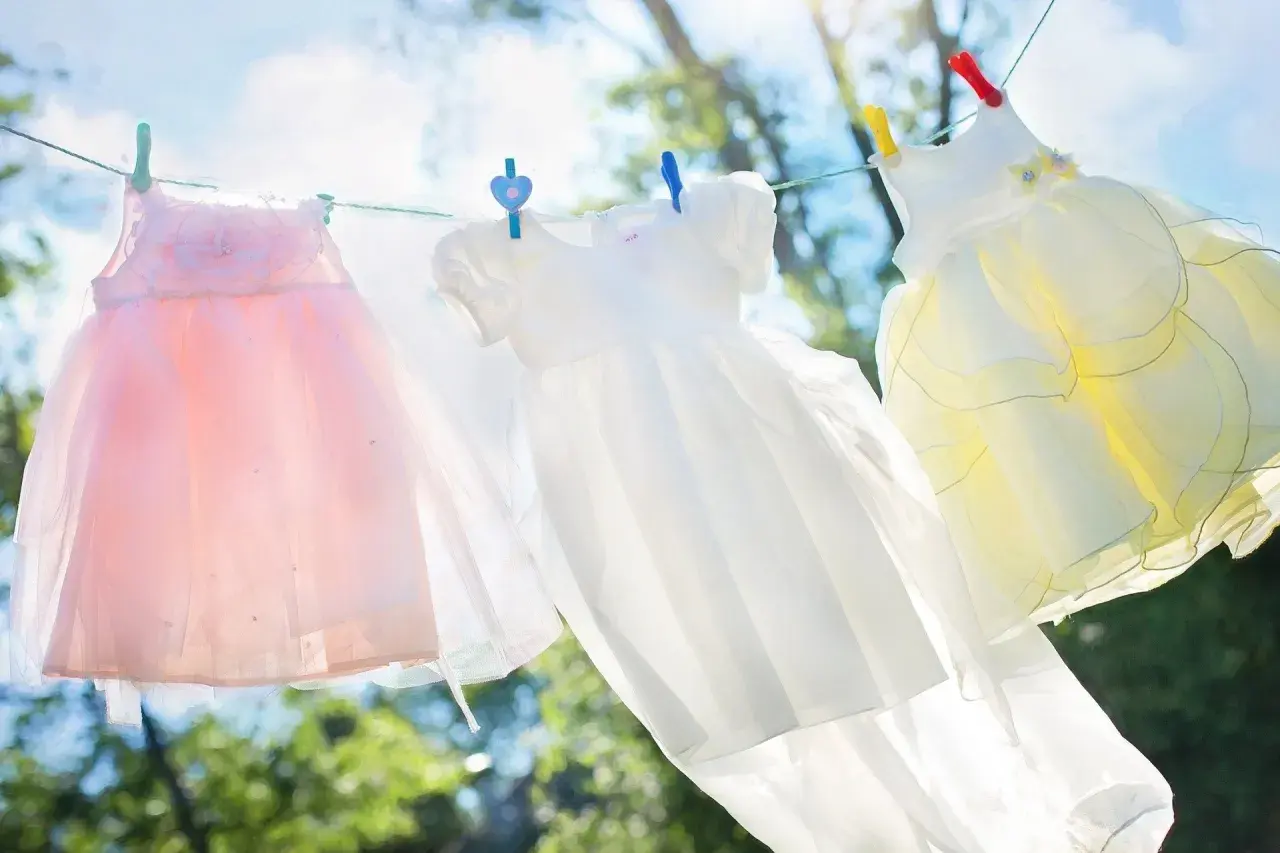 Wybielanie pożółkłych bluzek sodą: Skuteczne triki krok po kroku