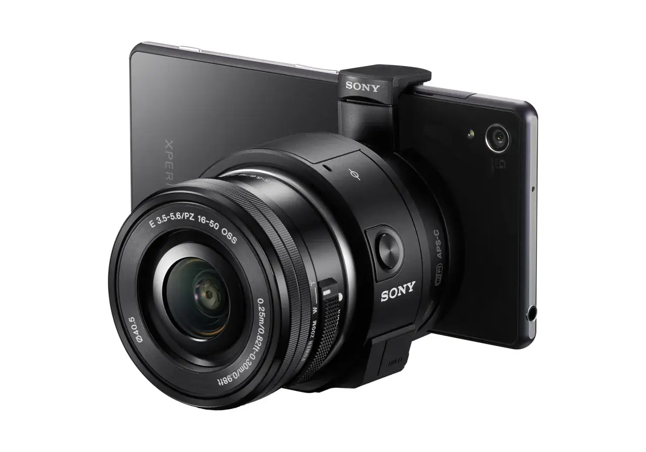 Zestaw Sony QX1 z obiektywem 16-50 mm podłączony do telefonu Xperia.