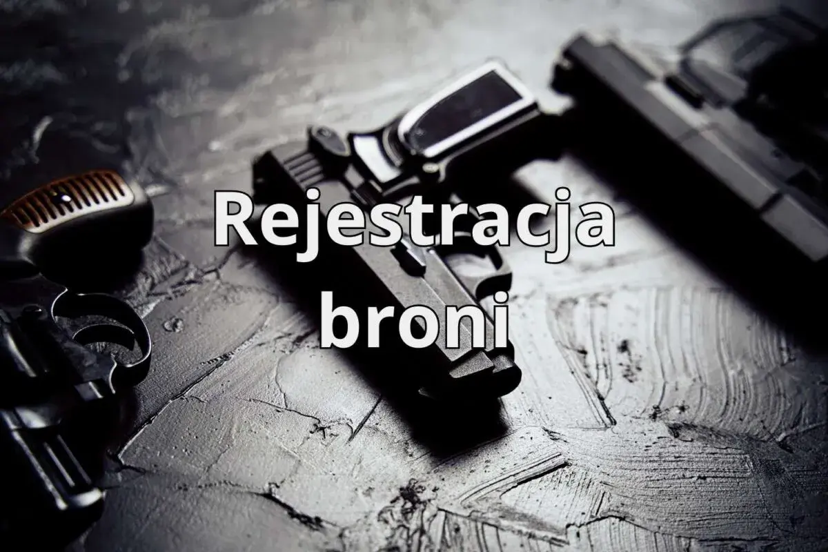 Dwa pistolety leżą na ciemnym tle. Tekst "Rejestracja broni" sugeruje, że jest to dokumentacja związana z legalizacją posiadania broni.