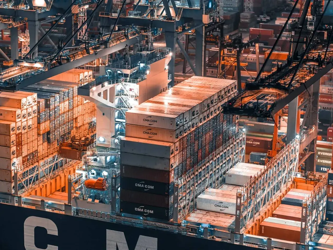 Containerriese wird beladen. Das **cargo meaning** ist die Fracht, die auf dem Schiff transportiert wird, um die Welt zu verbinden.