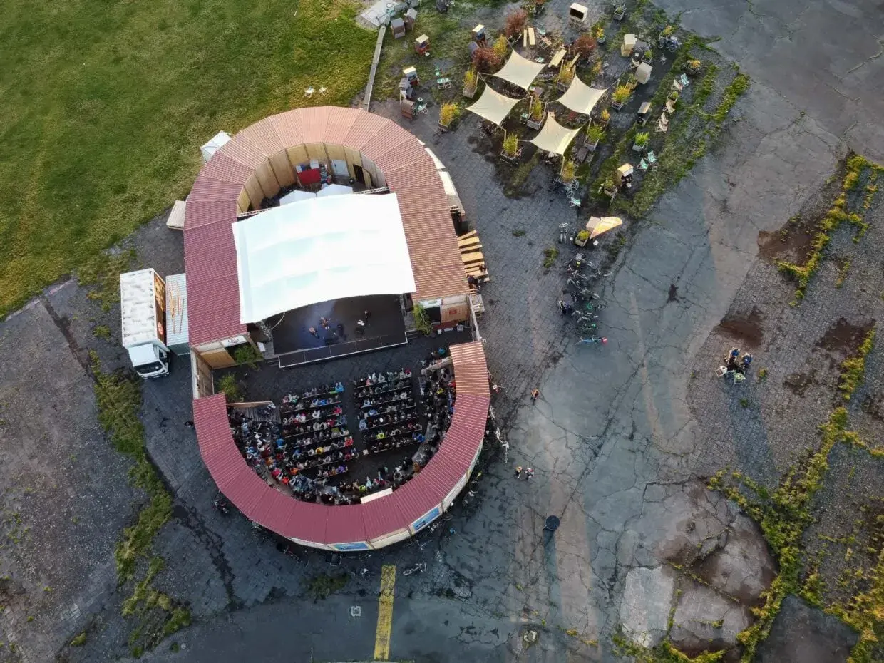 Open-air-Bühne in Berlin mit Publikum, perfekt für einen entspannten Christi Himmelfahrt.