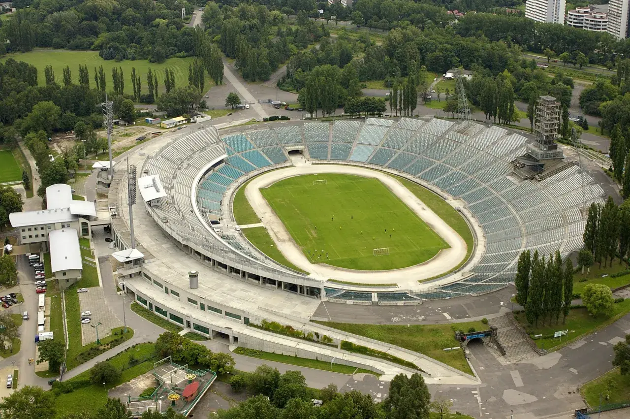 Stadion Śląski, miejsce, gdzie rozbrzmiewa polski **chant po polsku**, z lotu ptaka. Zielona murawa, trybuny i otaczający las.