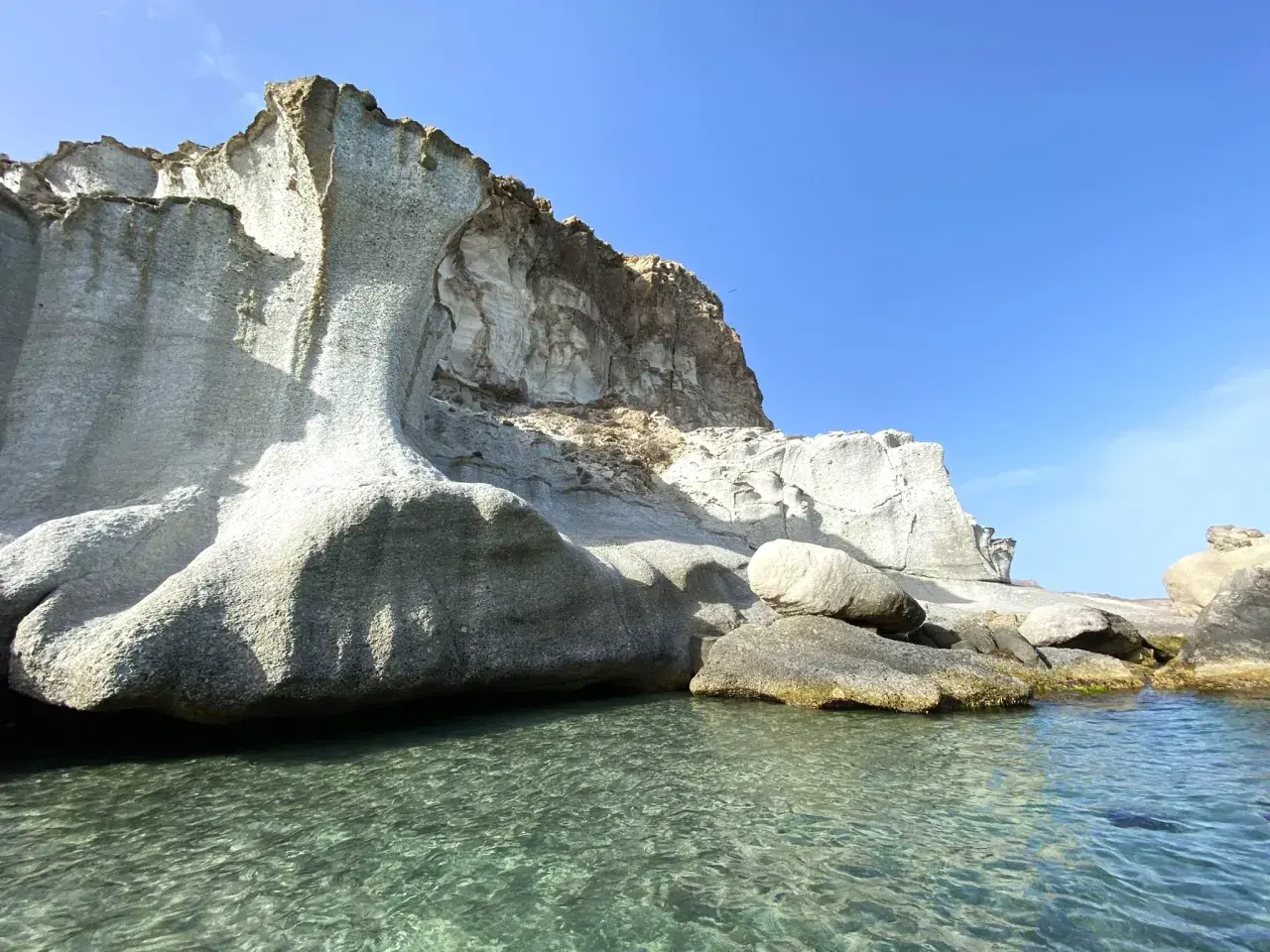 Impresionantes formaciones rocosas blancas y grises se alzan sobre aguas cristalinas. Un lugar ideal que ver en Agua Amarga para explorar la costa.