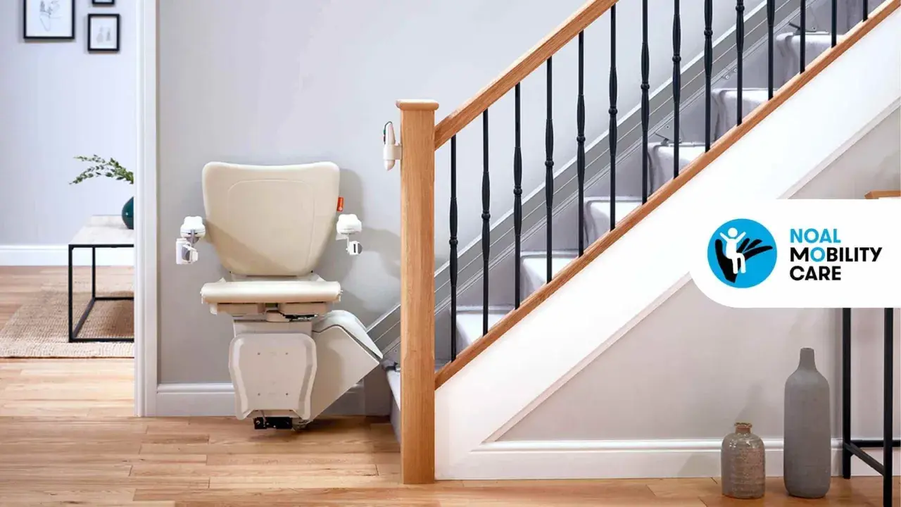 Installazione montascale beige su una scala con corrimano in legno e ringhiera nera. La soluzione ideale per la mobilità in casa.