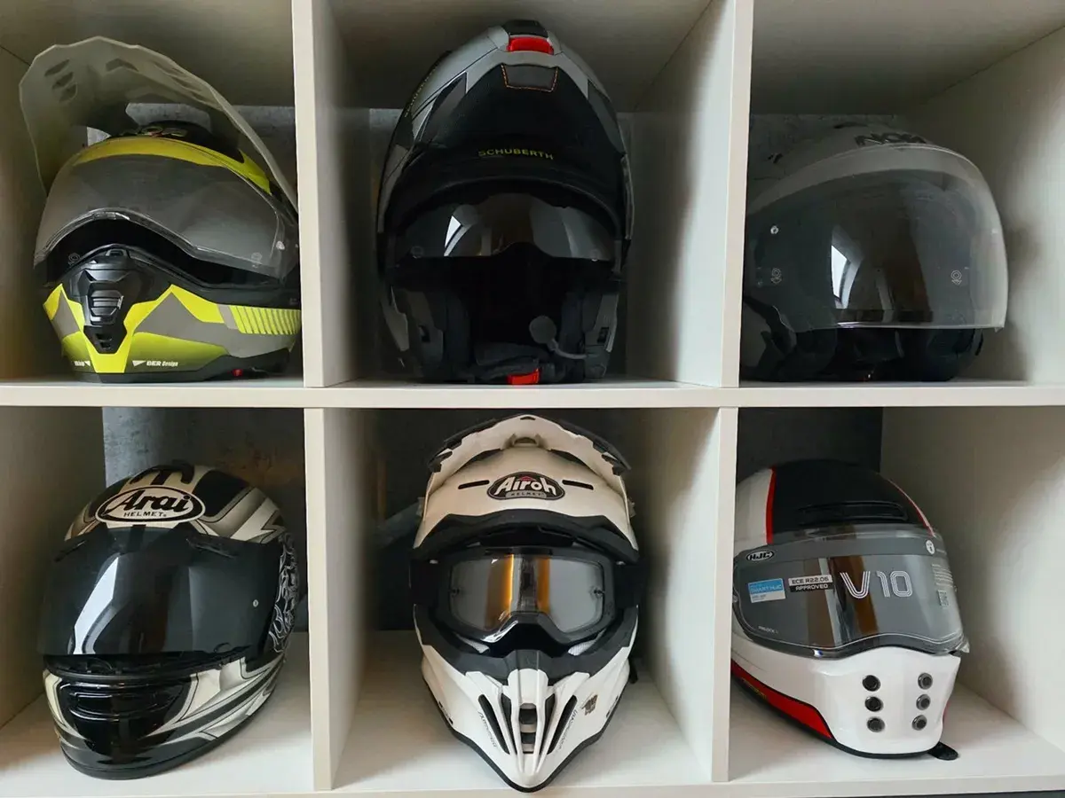Różne rodzaje kasków motocyklowych: turystyczny, szczękowy, crossowy i sportowy.