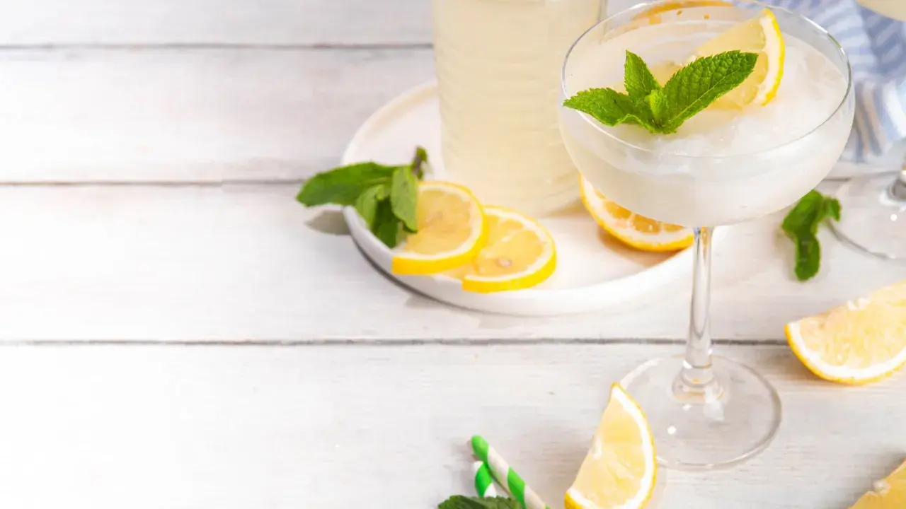 Mrożony deser z cytrynami i miętą. Czy to limoncello? Orzeźwiający napój na lato.