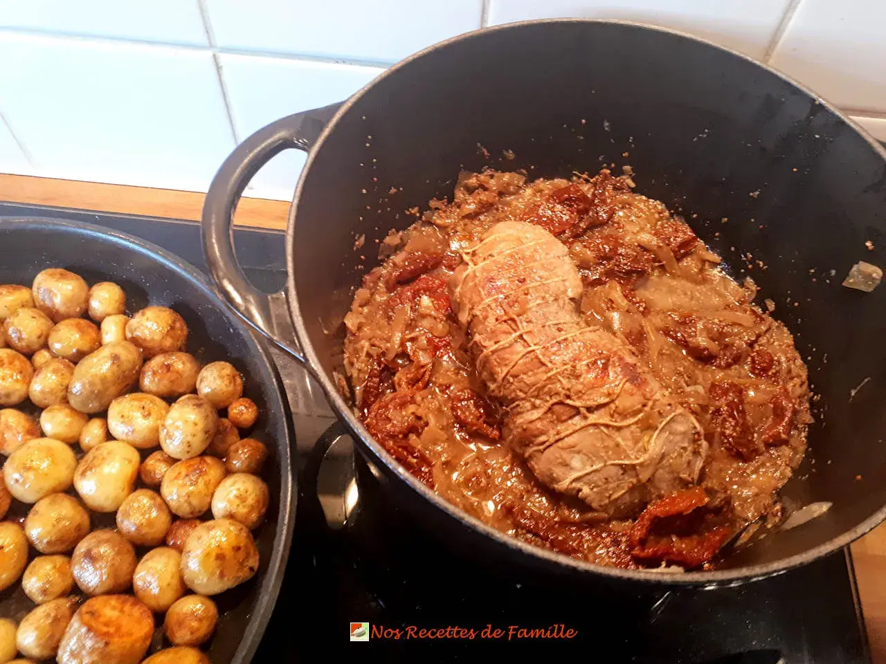 Un quasi de veau mijote dans une sauce aux tomates séchées et oignons, accompagné de pommes de terre rôties.