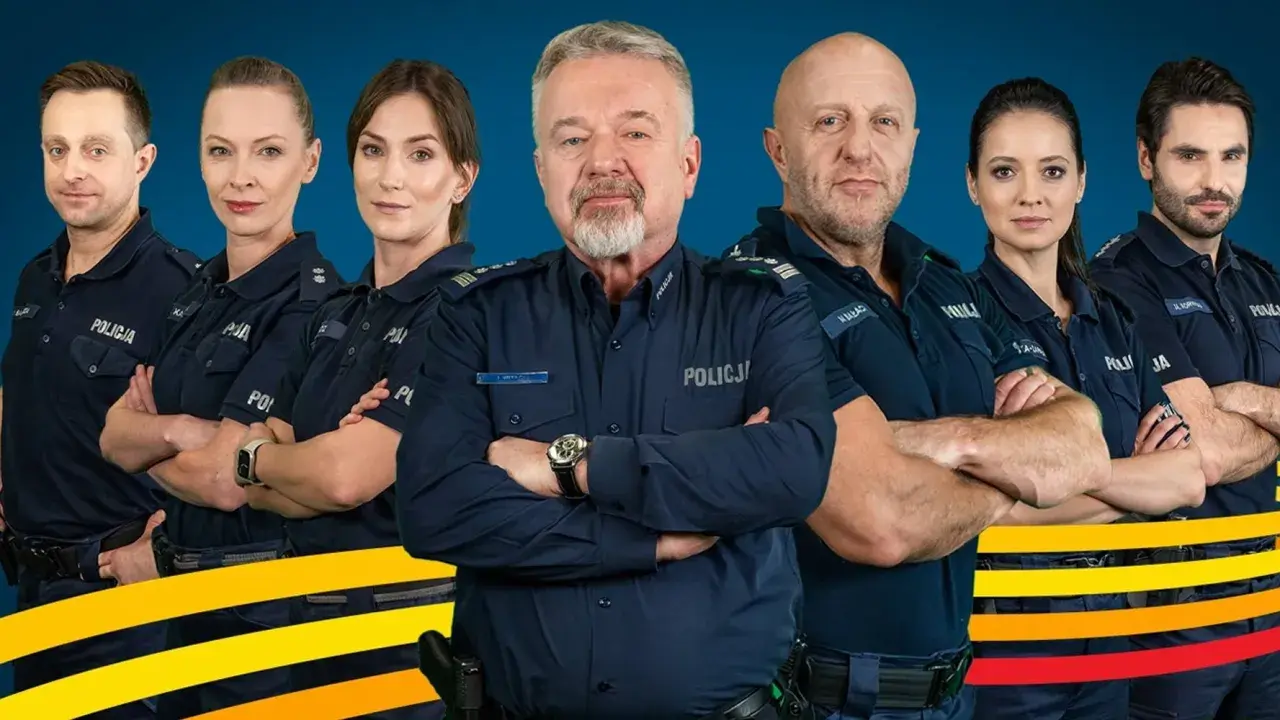 Policjanci i policjantki w mundurach, gotowi do akcji. W centrum doświadczony funkcjonariusz, otoczony przez zespół.