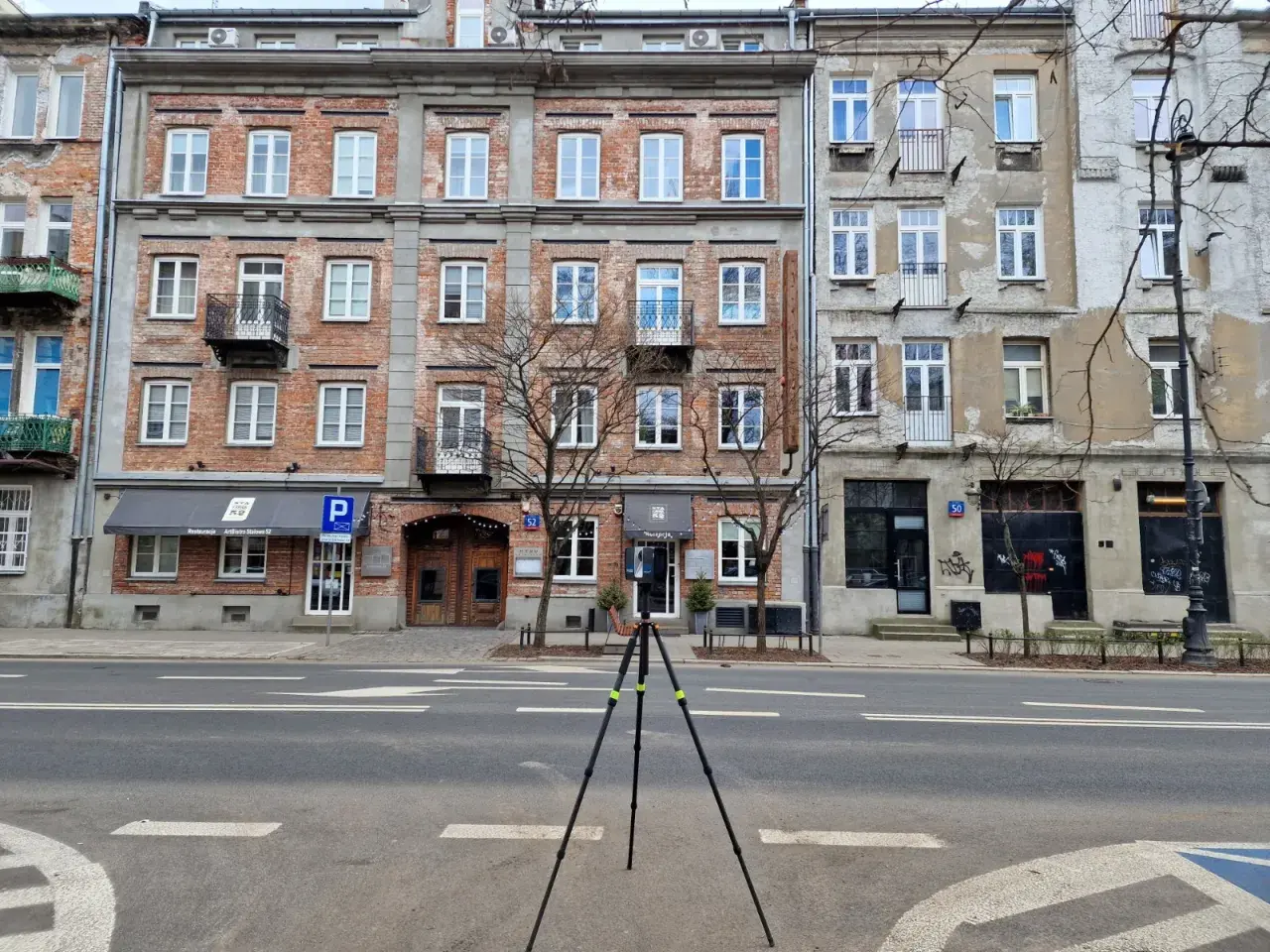 Kamienice z cegły i tynku, z balkonami i oknami. Na parterze restauracja "Oficyna", co to za miejsce?