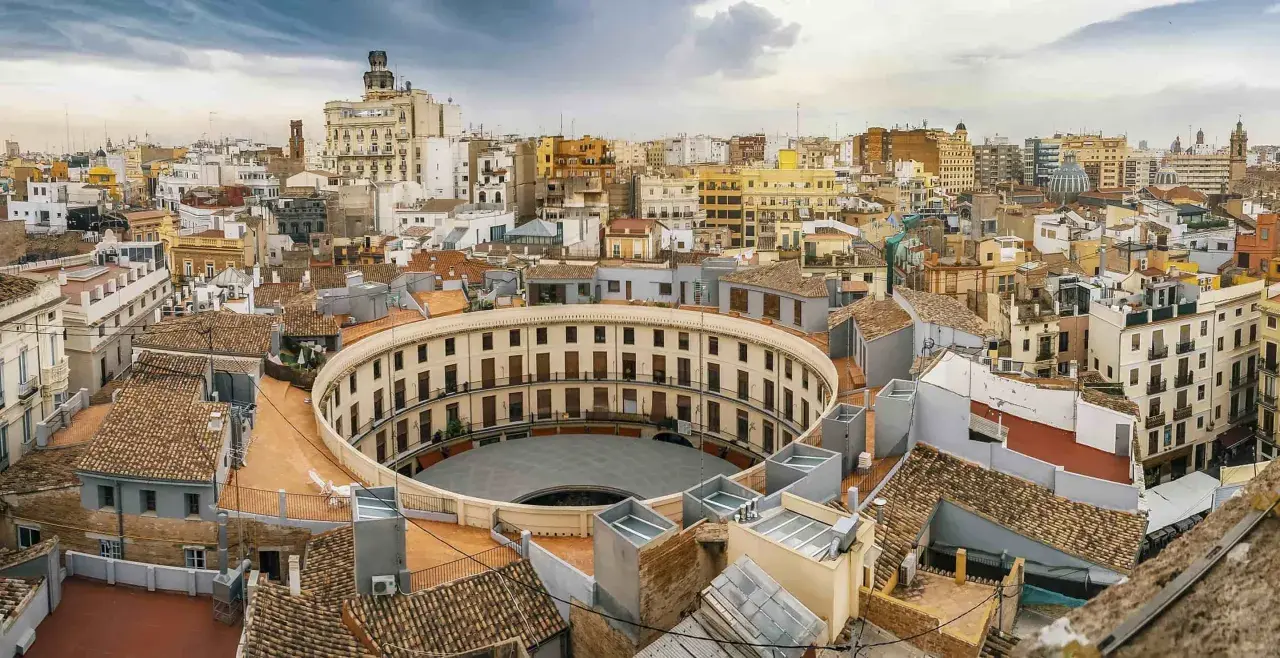 Vista aérea de Valencia, con la plaza de toros circular en primer plano. Imagina tomar el tren de Alicante a Valencia y llegar a esta maravilla.